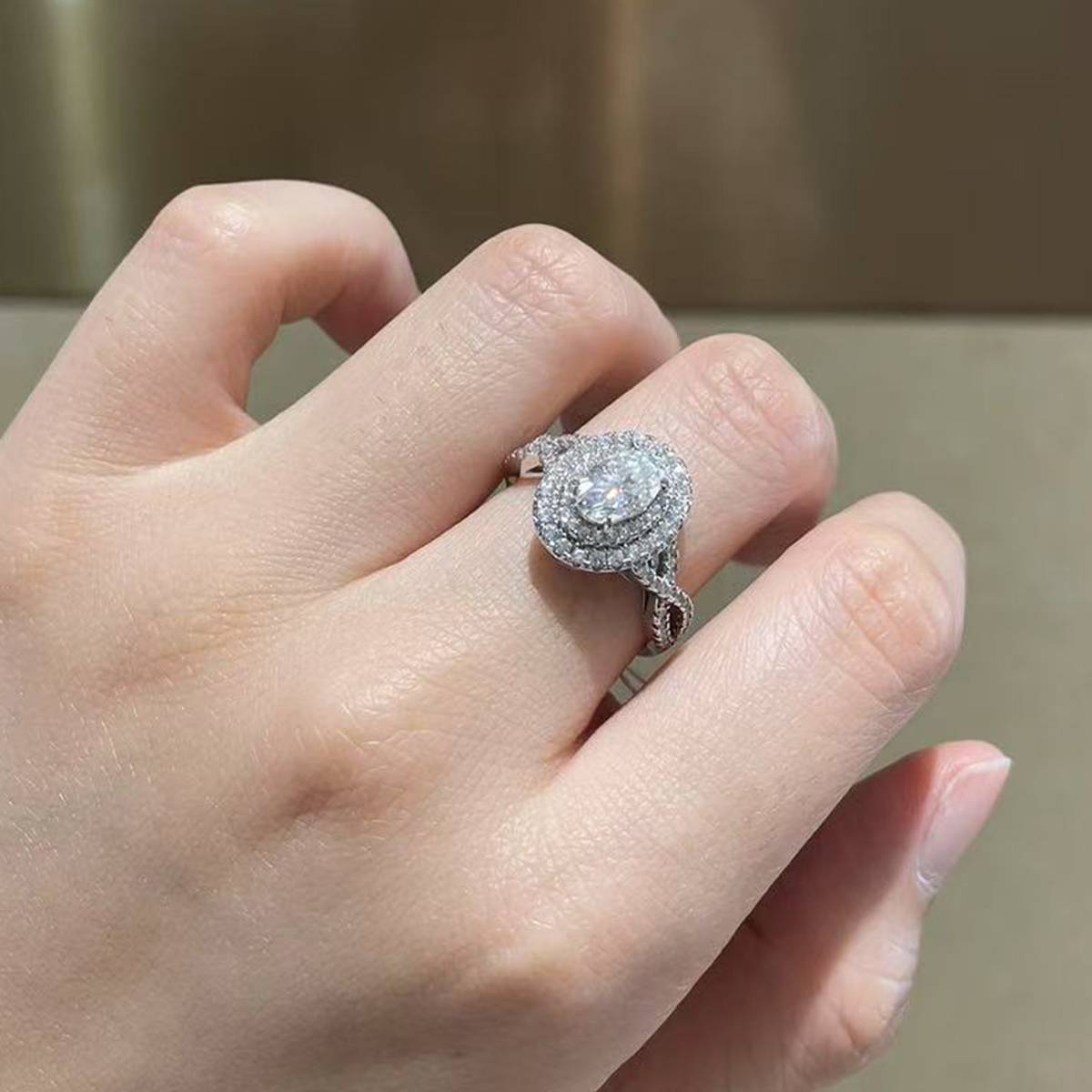 豪华蛋形女戒S925银镀白金定制选款主石莫桑钻1.0ct/副石高碳钻